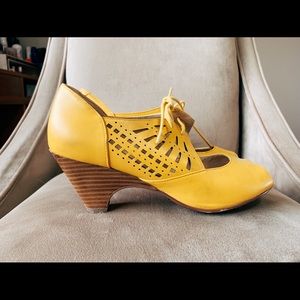 Size 39 Mustard Yellow Chelsea Crew Peeptoe Heels